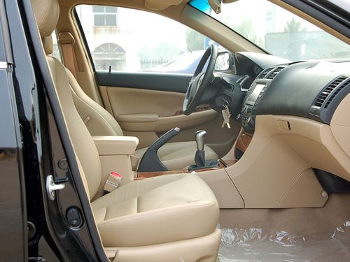 比亚迪f6比亚迪f6前排空间