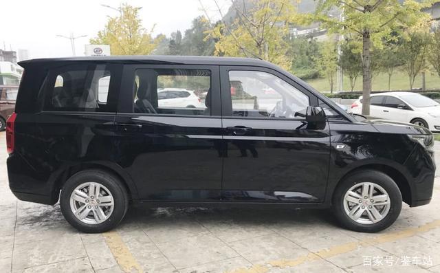 五菱宏光plus"黑武士"新车到店,内饰终于不