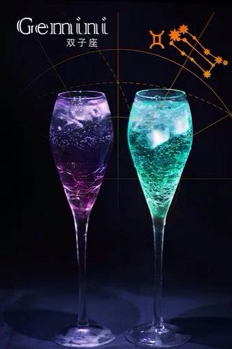 中英文名称:双子座gemini 原料: 1,伏特加1盎司,波士紫罗兰利口酒4/3