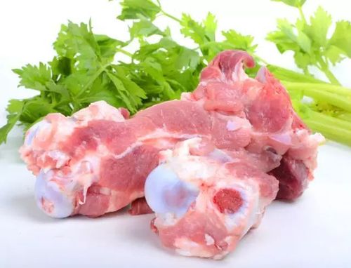 每根筒筒骨上  皮肉与骨棒相连不松散