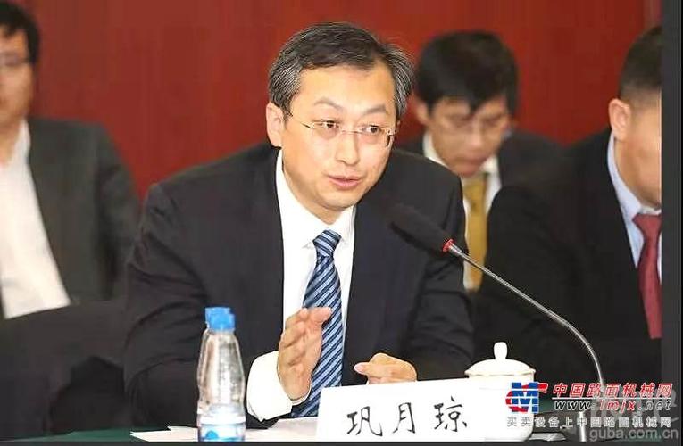与福田汽车委书记,总经理巩月琼签约现场