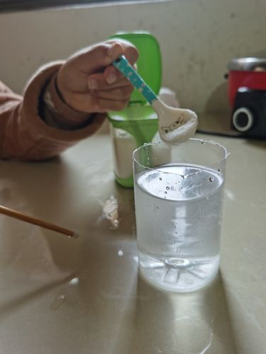 水中放入适量盐,搅拌均匀,让食盐溶解