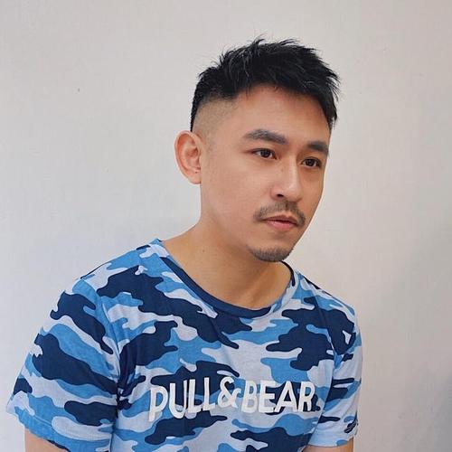 对于发质比较粗硬的男生来说,就更有造型的资本了.