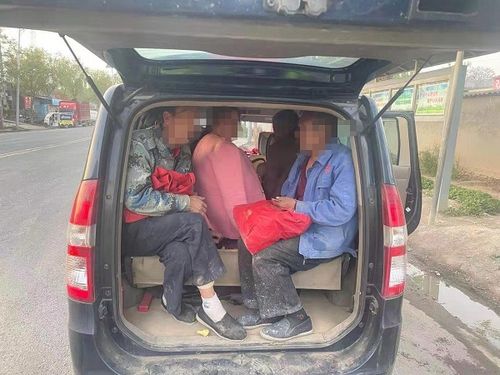 西安交警3天查获农村面包车超员行为25起