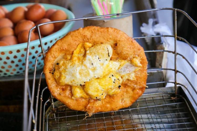  p>鸡蛋葱油饼又称鸡子大饼,是江苏无锡传统名点,是一道以面粉,酵母