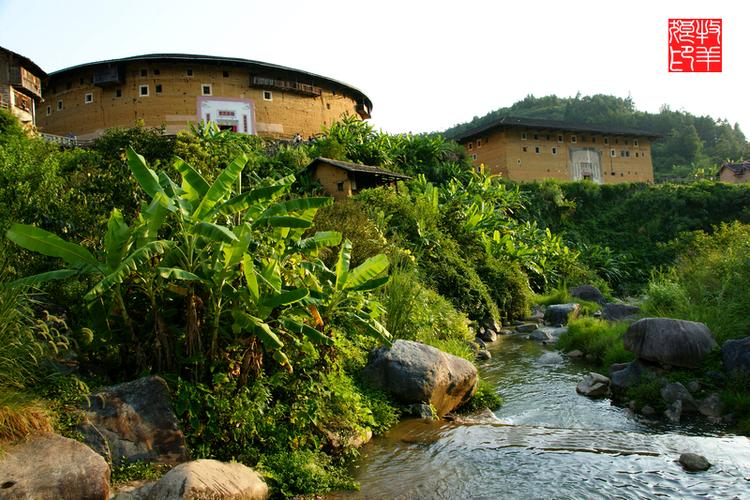 走在闽西红土地上,随处都能看到建筑别致的土楼.