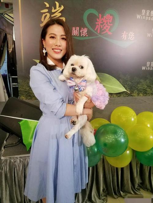 陈彦行一袭印花裙好气质,蓝色长裙配长发,美得不像43