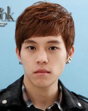 稍微烫卷的齐刘海男生发型 烫发引领时尚潮流