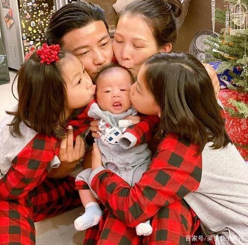 鼠年大吉!蔡少芬一家五口贺新春!