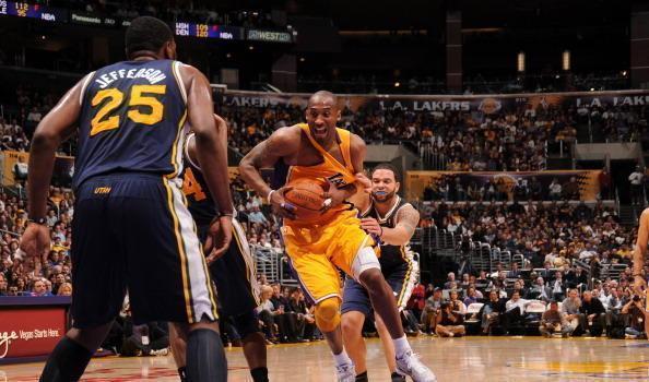 看看科比和马龙的球衣,都被扯成这样了都还没烂,这弹性太好了,只能说