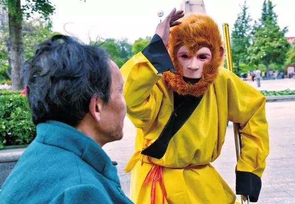 沉淀在平凡生活中的爱 更加弥足珍贵 03 河南洛阳一处广场上 "孙悟空"