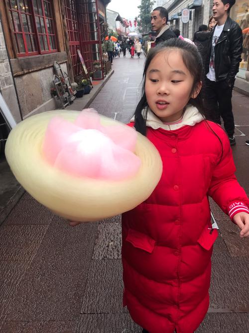吃完了轰炸大鱿鱼,我们又扑向了七彩的棉花糖.