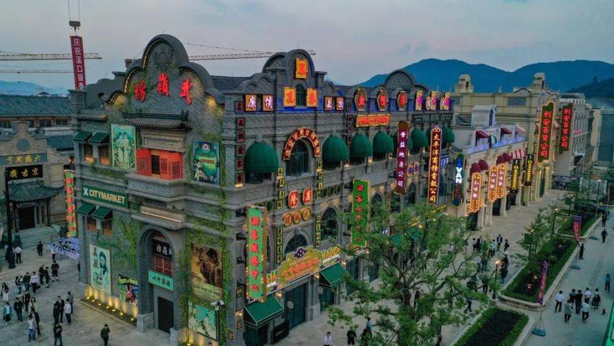 3 民国小镇 感受按照民国历史风情真实还原 火车有一列车厢是敞开式