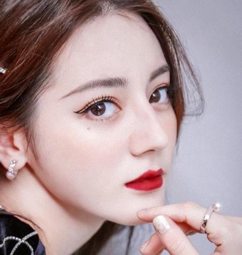 不整容,不遮丑,这些有瑕疵的女明星,个个把瑕疵变特点