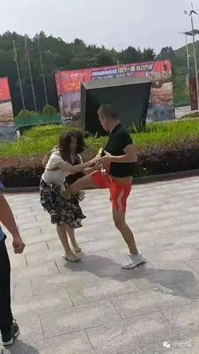 邵阳一小区业主维权现场被打伤,事情闹大了.