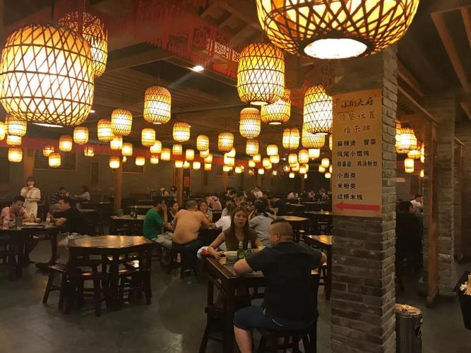 小街天府从一碗担担面发展成小街天府美食城,成为了百货楼的一大美食