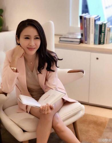 黎姿晒46岁生日照 穿黄色连衣裙超养眼(图)