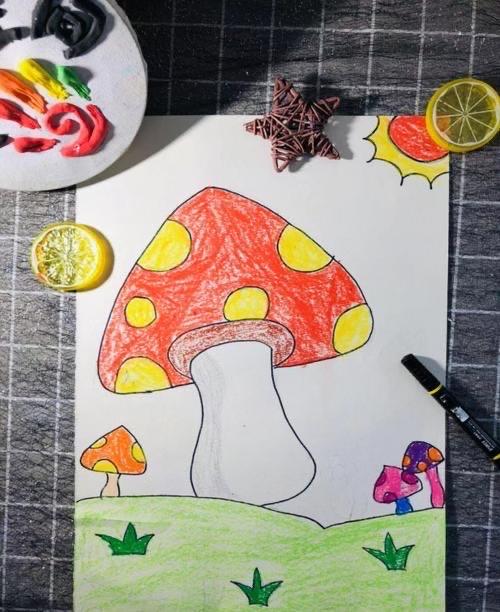 我们来看看其他同学的作品   同学们,你们也来用构图形式来画一组