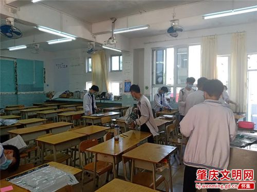 学生正在对教室进行卫生清洁.