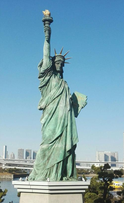 东京郊外台场海边,法国送的自由女神像,比纽约的小.