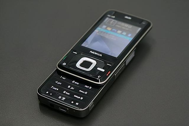 采用了单向滑盖,同时还内置了诺基亚的n-gage平台,n81特意为游戏设计