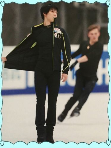 "羽生结弦式脱衣"再次上演,脱掉外套的一刻全场沸腾了