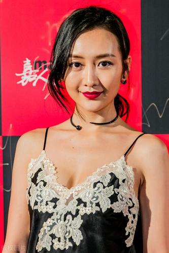 王鸥真是绝世美人穿蕾丝吊带配长裤涂烈焰红唇尽显成熟妩媚