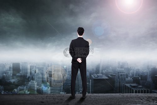 成功人士站在高处俯瞰