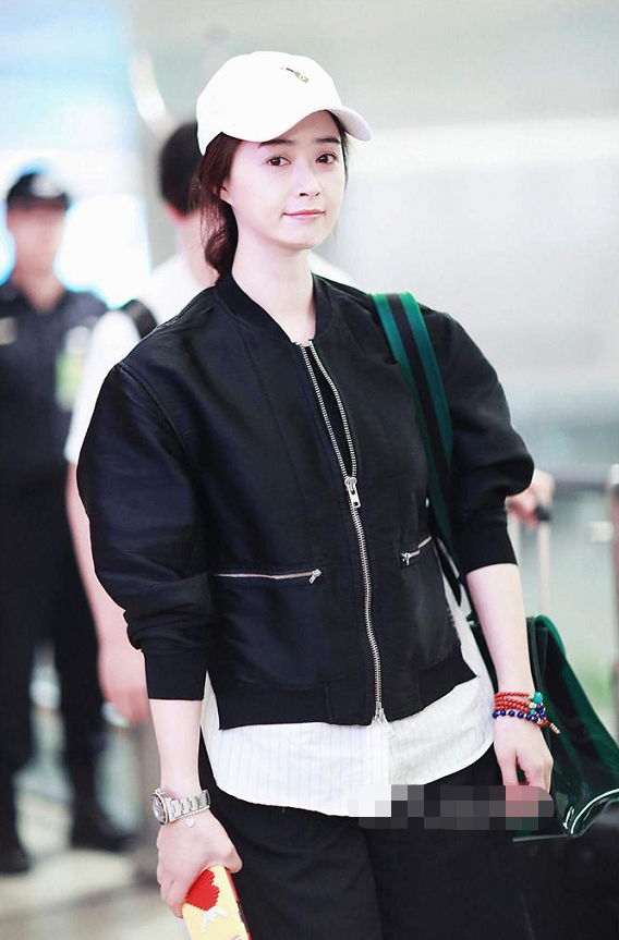 蒋欣穿衣服真有个性,薄纱也能当裙子穿,更能显出完美比例