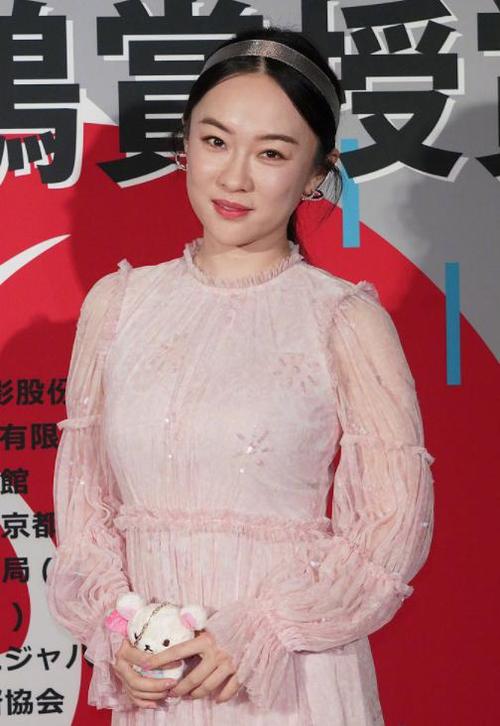 霍思燕胖出双下巴,出席活动穿宽松长裙巧妙