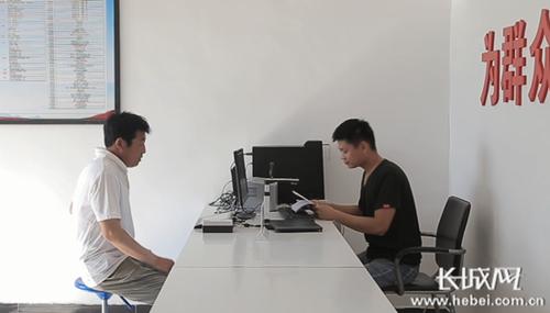 邱县新马头镇东常屯村李玉华正在村里办理乡村兽医登记许可证.