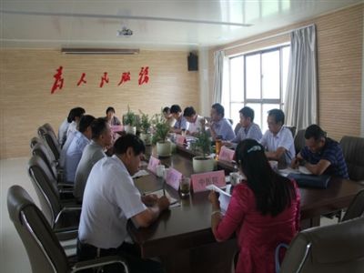 河南中烟公司漯河卷烟厂厂长邵宏杰到我县产业集聚区参观(图)