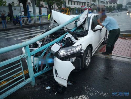 惊险!昨日常州怀德桥brt站台附近一本田撞上护栏,引擎盖被掀起