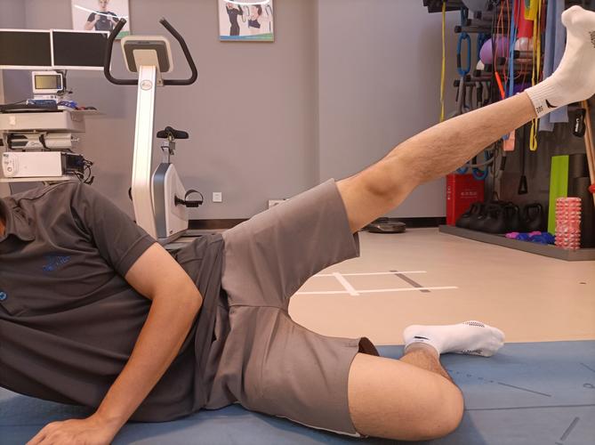 在提起下肢的时候,必须要保持髋部稳定. 动作要领 :侧身