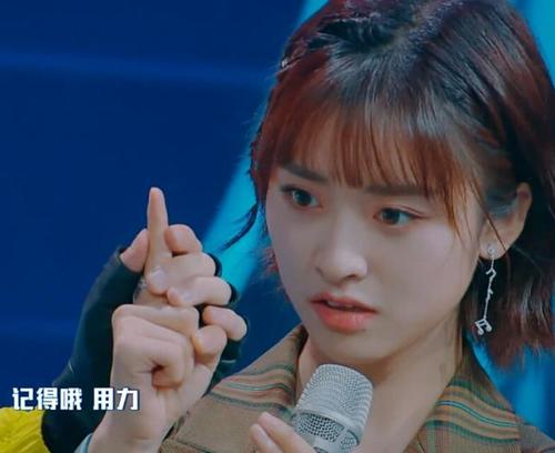 沈月录节目被男生拉手,看清正脸后,这是"低配版蔡徐坤