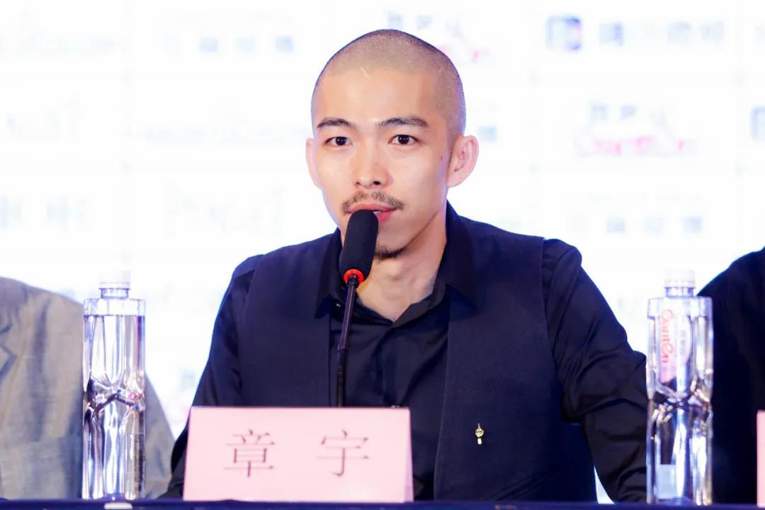 作为一个出生在西南地区的演员,章宇自曝"比当地演员更抗冻",但严寒的