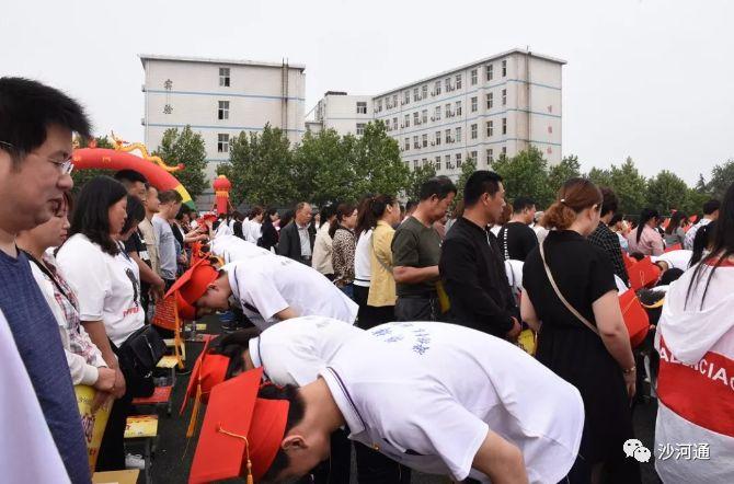 沙河一中,二中成人礼,以仪式感激发年轻人的责任感 .