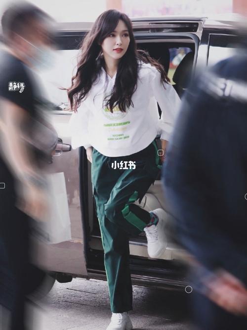 唐嫣机场街拍~_街拍_唐嫣_穿搭_卫衣_披肩_治愈_卫衣穿搭_娱乐_明星