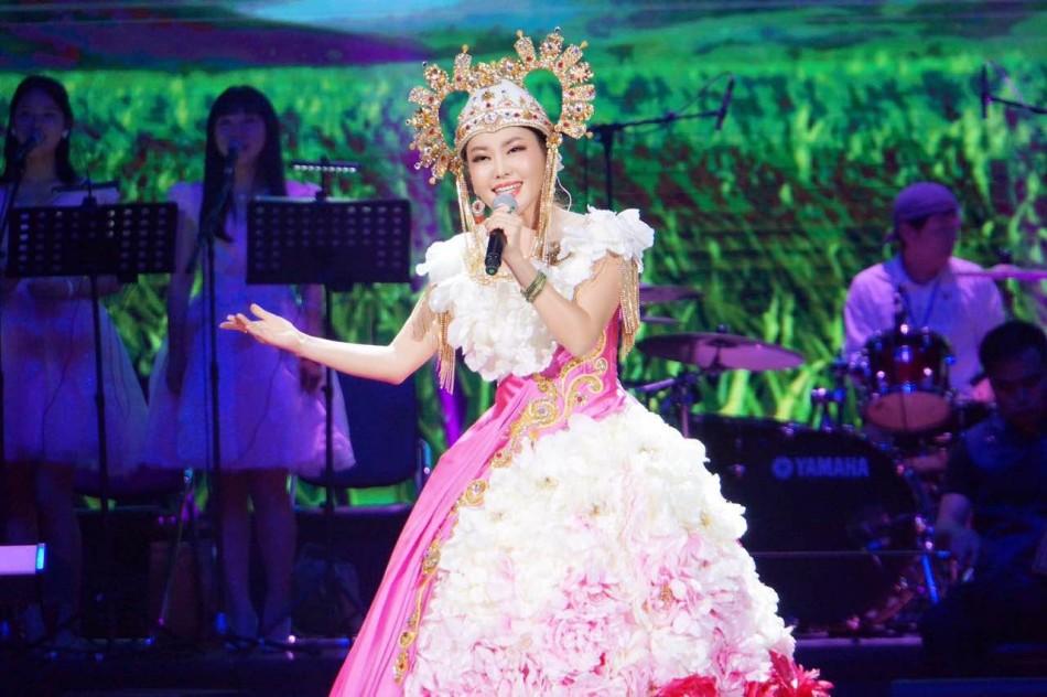 组图:乌兰图雅"花开四季"演唱会广州开唱_高清图集