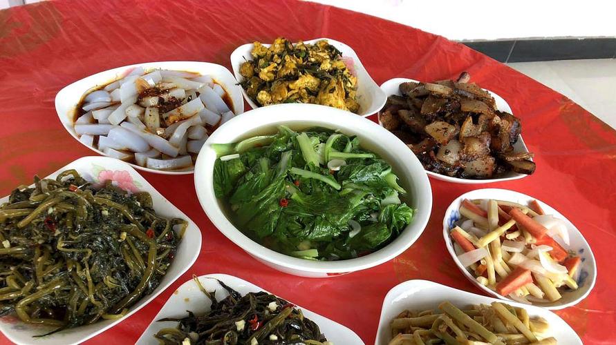 老外第一次尝试农家乐,菜刚上来,尝了一口就竖起大拇指!