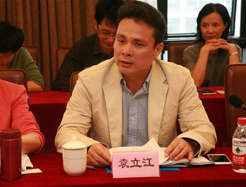 袁立江主任介绍第一轮市校医学合作情况