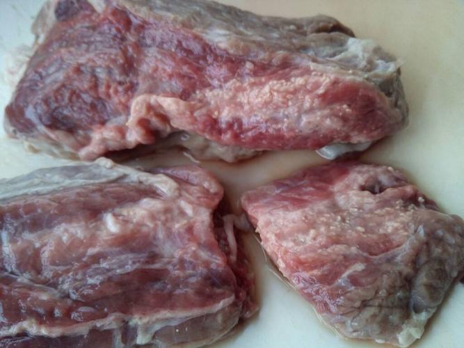 牛肉,切开后发现里面有一条肌肉膜上全是小白疙瘩,就像脸上长的油脂粒