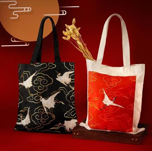 这故宫联名款化妆包,要比之前高级了不