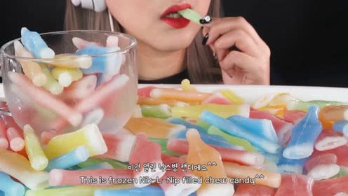 吃播:小姐姐吃蜡瓶糖果,脆脆的声音好听极了