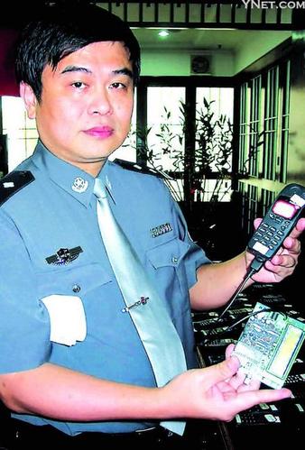 这是福建省安溪县公安局局长方贞群现场演示如何使用"土炮"群发手机