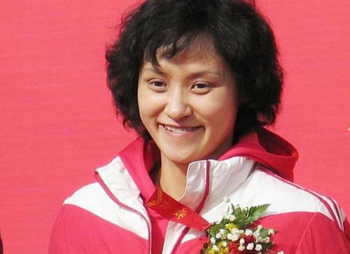 "跳水皇后"高敏素颜干农活,曾获70枚金牌,如今过着种菜生活