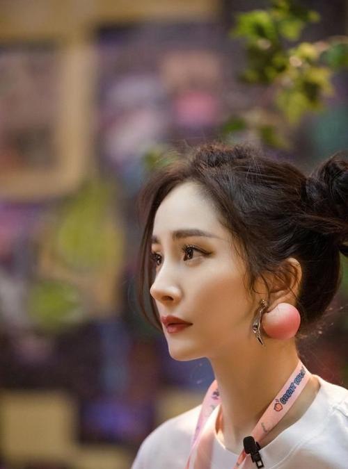 被34岁杨幂惊艳到哪吒头造型元气满满果真把少女感穿在身上