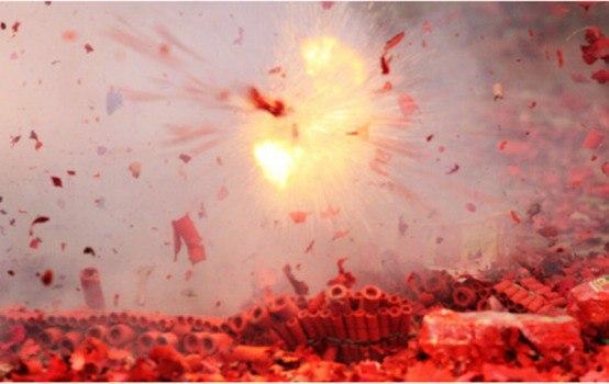 过年期间,多方会放鞭炮来庆祝这喜庆时刻.