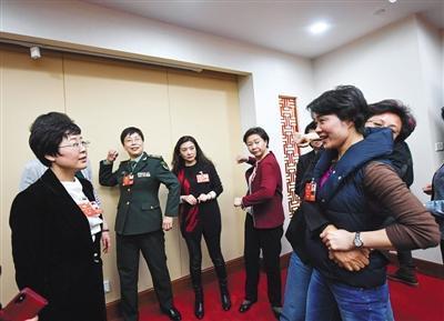 昨日,甘肃省代表团全体会议,全国人大代表董彩云穿着保安族民族服装