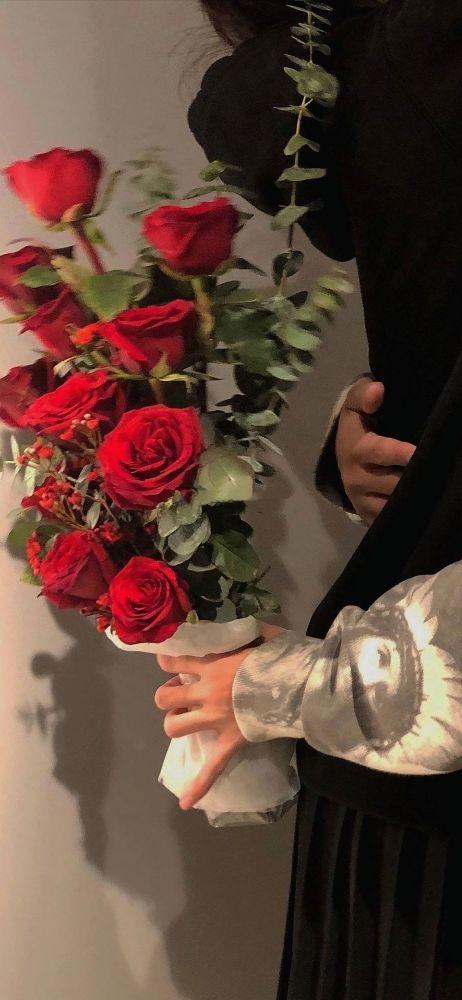 私藏壁纸总有人手捧鲜花为你而来